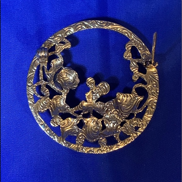 Pink Roses and Faux Pearls Gold Tone Circle Brooch - Picture 4 of 6